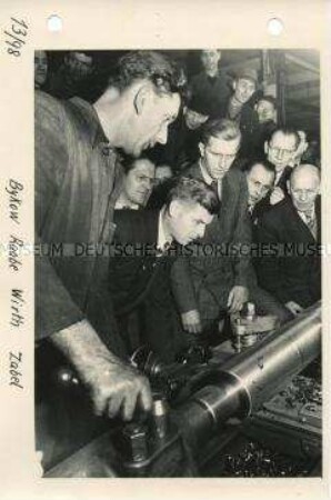 Besuch des sowjetischen Drehers Pawel Bykow im Sachsenwerk Radeberg