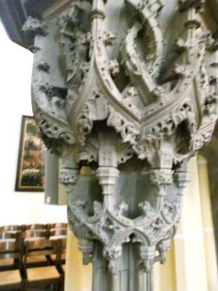 Stiftskirche-Langhaus Innen-Steinerne Kanzel (1504 von Steinmetz Hanselmann)-Kanzelsäule-Säulenkopf mit reicher plastischer Ornamentik und Figuren in Übersicht von Süden