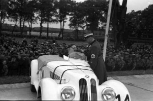 Avus-Rennen: Korpsführer Hühnlein bekränzt Kurt Illmann