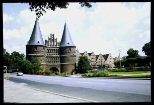Lübeck: Holstentor vom Holstentorplatz