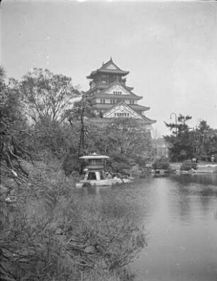 Burg Osaka (Ōsaka-jō) : Blick über einen Burggraben zum Tenshu (Hauptturm) (Wiederaufbau ab 1928)