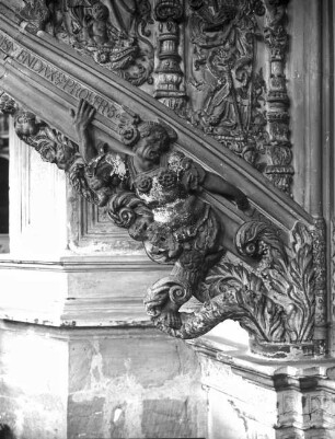 Halle (Saale), Dom, urspr. Dominikaner-Klosterkirche St. Pauli, Inneres, am nördl. 4. Pfeiler von Westen, Sandsteinkanzel, Detail vom Treppenaufgang; Ulrich Creutz