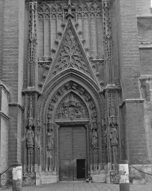Portada de San Miguel o del Nacimiento