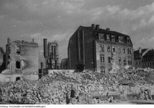 Dresden, Hechtviertel. Von den Kriegsschäden beräumte Straßen, 1945 (Hechtstraße 42b, Hinterhaus von der Hechtstraße/Ecke Seitenstraße aus in Richtung Ruine der St. Pauli-Kirche)