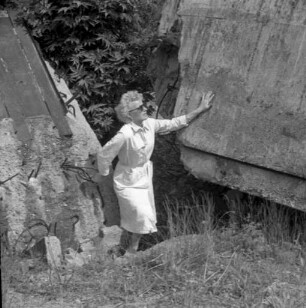 Langenhain-Ziegenberg. Führerhauptquartier Adlerhorst. Gesprengte Bunkeranlage. Frau beim Besichtigen