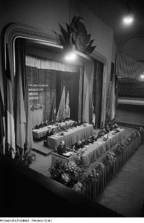 Podium des Kongreßes des Jungen Brigadiers