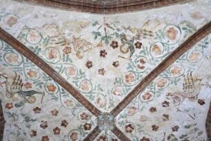 Gewölbebilder mit Drolerien, Ranken- und Laubwerk — Trommelnde und Trompetende Fabelwesen, Ranken- und Laubwerk — Östliche Gewölbekappe
