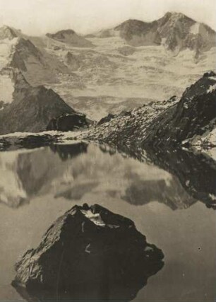 Österreich. Tirol. Zillertaler Alpen. Im Schwarzssee (2.400 m ü.A) in der Nähe der Berliner Hütte spiegelt sich der Große Möseler, der zweithöchste Berg der Zillertaler Alpen