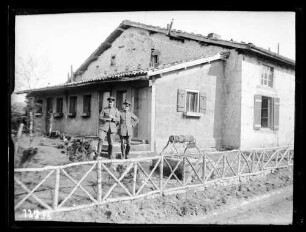 Zwei Offiziere vor dem Gebäude der "1. Abteilung des württembergischen Landwehr-Fußartillerie-Regiments" (Gruppenbild)