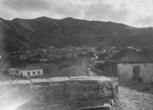 Siedlung : Blick auf eine Siedlung im Hintergrund Berge.