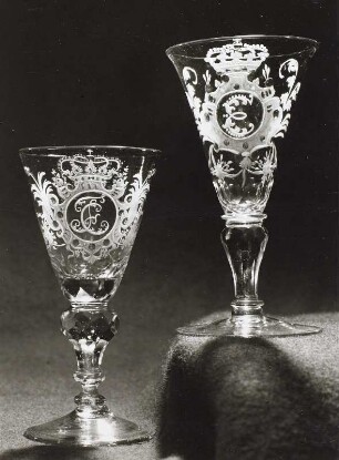 Kelchglas mit Monogramm FC und Kelchglas mit Monogramm E