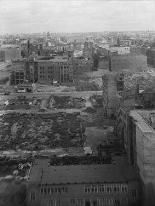 240° Panorama, Bild 9 von 9. Blick entlang der Lobeckstraße vom Landwehrkanal über die Freifläche Ritterstraße Richtung Otto-Suhr-Siedlung. Berlin-Kreuzberg, Wassertorstraße