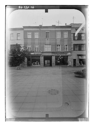 Brandenburg an der Havel, Hauptstraße 21. Wohnhaus mit Läden und Durchfahrt. Straßenfront