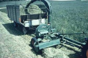 Fotografie: Futtererntetechnik, Feldhäcksler, Feldhäcksler gezogen, Zweiachsanhänger