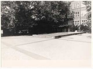 Rathaus, Berlin-Wedding: Vorplatz mit Blick nach Westen