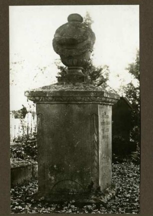 Friedhof. Grabstein des Arztes Friedrich Diehl, 1827