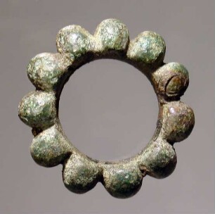 Ring, mit Buckeln verziert