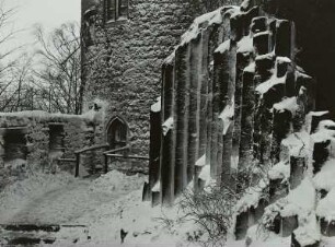 Burg Stolpen, Johannisturm, auch Coselturm, Blick zum Eingang im Winter, rechts Basaltsäulen