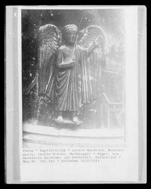 Dekoration der unteren Wandzone mit mariologischen und christologischen Themen — 16. Wandnische: Engel zwischen den Kirchenvätern Augustinus von Hippo und Gregor der Große; Thronende Madonna — Engel zwischen den Kirchenvätern Augustinus von Hippo und Gregor der Große — Engel