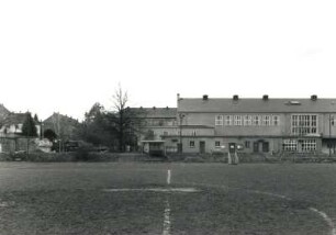 Dresden-Räcknitz, Zellescher Weg 18/20. Sportplatz (künftiger Standort des Zentralgebäudes der SLUB). Ansicht mit Sportcasino von Osten gegen Trefftz-Bau
