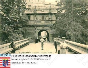 Darmstadt, Schloss / Nordportal mit Passantinnen/Passanten