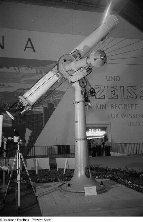 Astronomisches Teleskop (Refraktor) des VEB Carl Zeiss Jena auf der Leipziger Herbstmesse 1954