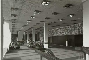 Dresden. Kulturpalast. Foyer im 1. Obergeschoss mit Wandbild und Sitzgruppe (Deutsche Werkstätten Hellerau)