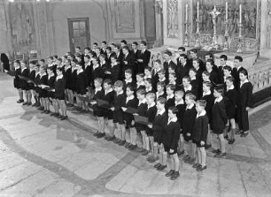 Der Dresdner Kreuzchor : Gesamtaufnahme vor dem Altar der Dresdner Kreuzkirche