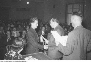 Dresden, Prießnitzstraße 39. Union Druckerei. Otto Nuschke, Vorsitzender der CDU in der DDR, übergibt der neuen Druckerei an die Belegschaft, Mai 1953