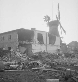 Braaker Mühle: Unfall: Explosionsschäden der Bäckerei von Karl Lessau: vor der zerstörten Lagerhalle Trümmer von Fahrzeugen und Geräten sowie Mauerteile: hinten rechts Mühle