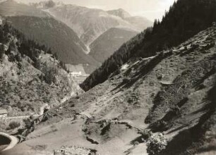 Schweiz. Glarner Alpen. Blick aus dem Tal des Medelser Rheins (Rein da Medel, Mittelrhein) ins Tal des Vorderrheins (Rein Anteriur) mit Kloster Disentis