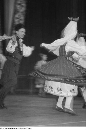 Tanzendes Paar eines bulgarischen Ensembles in Tracht