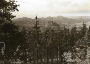 Nordböhmen. Blick vom Tannenberg (779 m) nach Südwesten. Im Hintergrund rechts der Kaltenberg (731 m)