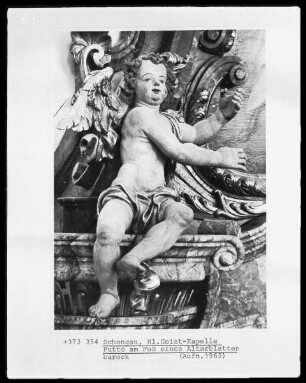 Putto am Fuße eines Altarblattes