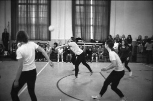 Volleyball-Spiel von Schülerinnen des Lessing-Gymnasiums gegen Lehrkräfte der Schule