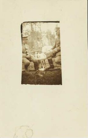 [Soldaten bei Pferdeweide]