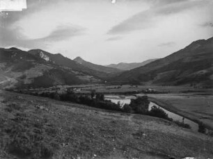 Kızılırmak Tal : Blick in ein breites Tal des Kızılırmak. Im Hintergrund Berge