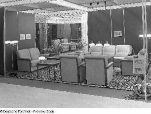 Sitzgruppe Jasmin : Ausstellungskoje des VEB Thüringer Möbelkombinat Suhl mit Sitzgruppe "Jasmin" (1980; VEB Möbelwerke Erfurt)