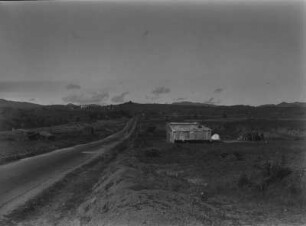 Straße in Mexiko : Eine Straße, die durch eine mexikanische Landschaft führt.