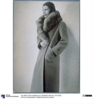 Maria Collm in Mantel von G. Benedict