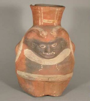 Anthropo-zoomorphe Figur im Gebirge und zwei Schlangen