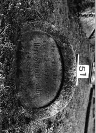 Grabstein 51 (Index: 100092798) Material: Granit Zustand: gut Maße HxBxT: 43x71x15 cm Beschreibung: ovalförmige Stele, vertieftes Schriftfeld: Grabstein 51