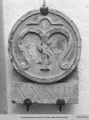 Relief mit den Insignien des Ospedale di San Matteo