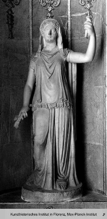 Weibliche Statue mit Ähren und Fackel nach Vorbild des 5. Jahrhunderts vor Christus (Ceres?)