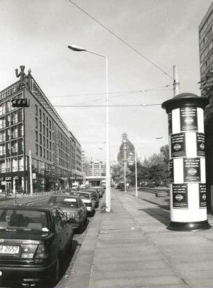 Dresden-Altstadt. Ostra-Allee mit art'otel. Blick von der Ecke Kleine Packhofstraße nach Nordwesten gegen Yenidze