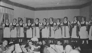 Volkskunstgruppe aus dem Erzgebirge - auf der Bühne : Volkskunstgruppe aus dem Erzgebirge