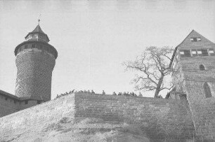Nürnberg: Burgturm mit Burgmauer von unten