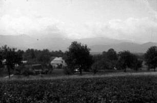 Buchwald / Bukowiec pow Jelenia Góra (Polen). Ortsteilansicht nach Süden gegen das Riesengebirge