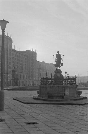 Blick auf den Mägdebrunnen auf dem Leipziger Rossplatz