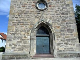 Stadtkirche - Kirchturm von Westen-Erdgeschoß mit gotischem Portal sowie Werksteinen im Mauersteinverband